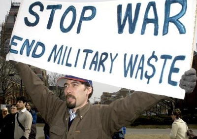 Cover image for Hundreds Protest Possible War on Iraq