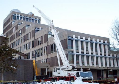 Cover image for Science Center Face-Lift Delayed
