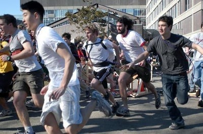Cover image for Students Race the Iditarod, Win Beer