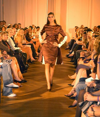 Cover image for Strutting Her Stuff