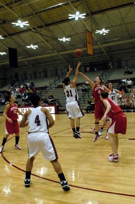 Cover image for Hallion Rallies W. Hoops to Comeback Win