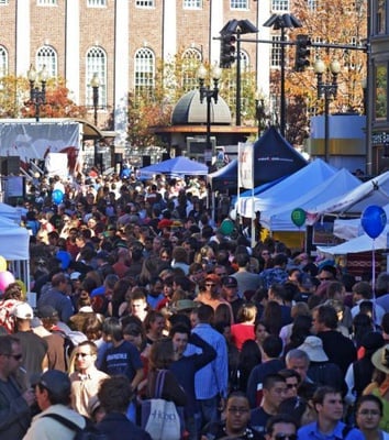 Cover image for Oktober in the Square
