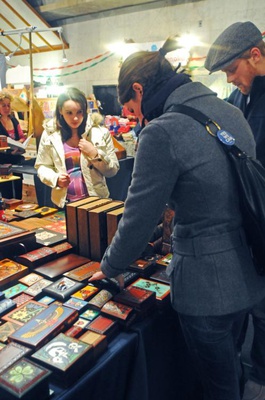 Cover image for Shoppers Hit Square Stores 