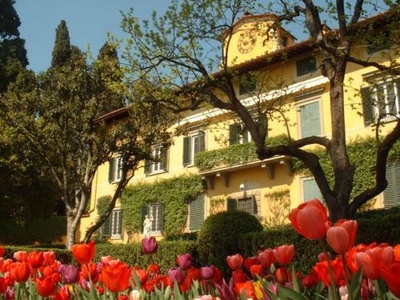 Cover image for Art Scholar Bequeaths Villa to Harvard