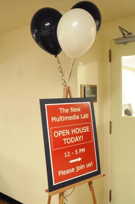 Cover image for Lamont Opens New Multimedia Lab