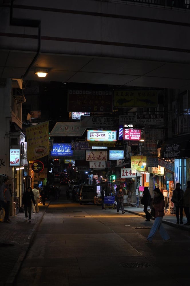 After work, many expatriates and tourists flock to Sheung Wan to dine on international cuisine.
