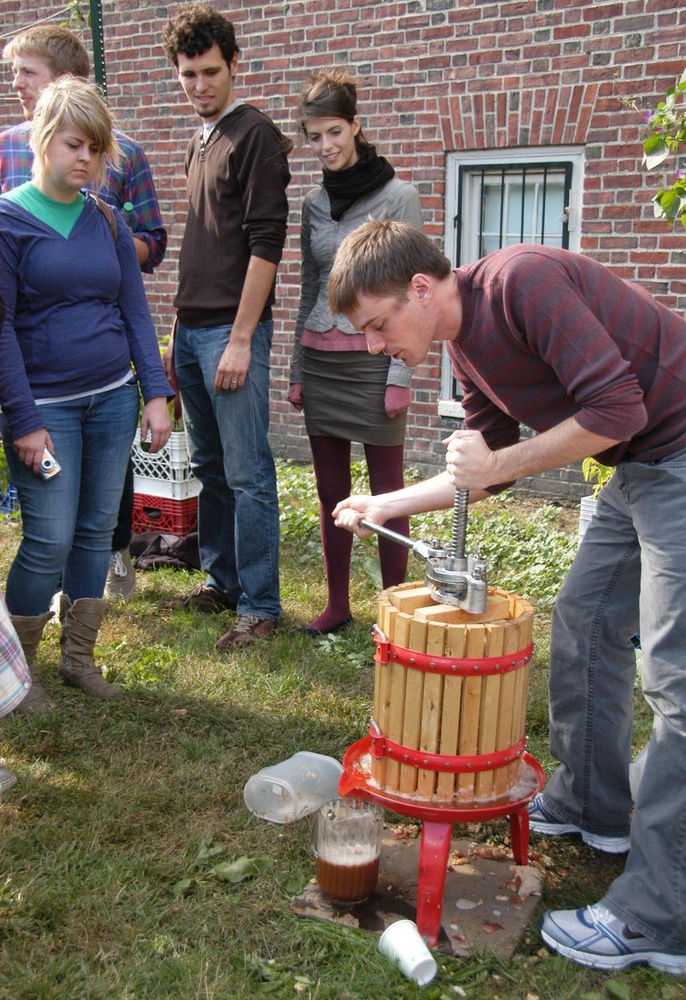 At the Harvard Community Garden's Second Annual Harvest Festival on Sunday afternoon, students and community members enjoy freshly made apple cider.