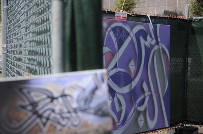 Cover image for eL Seed Demonstrates Arabic Graffiti