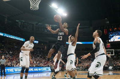 Cover image for Athlete of the Week: Saunders Leads Men's Basketball in NCAA Tournament
