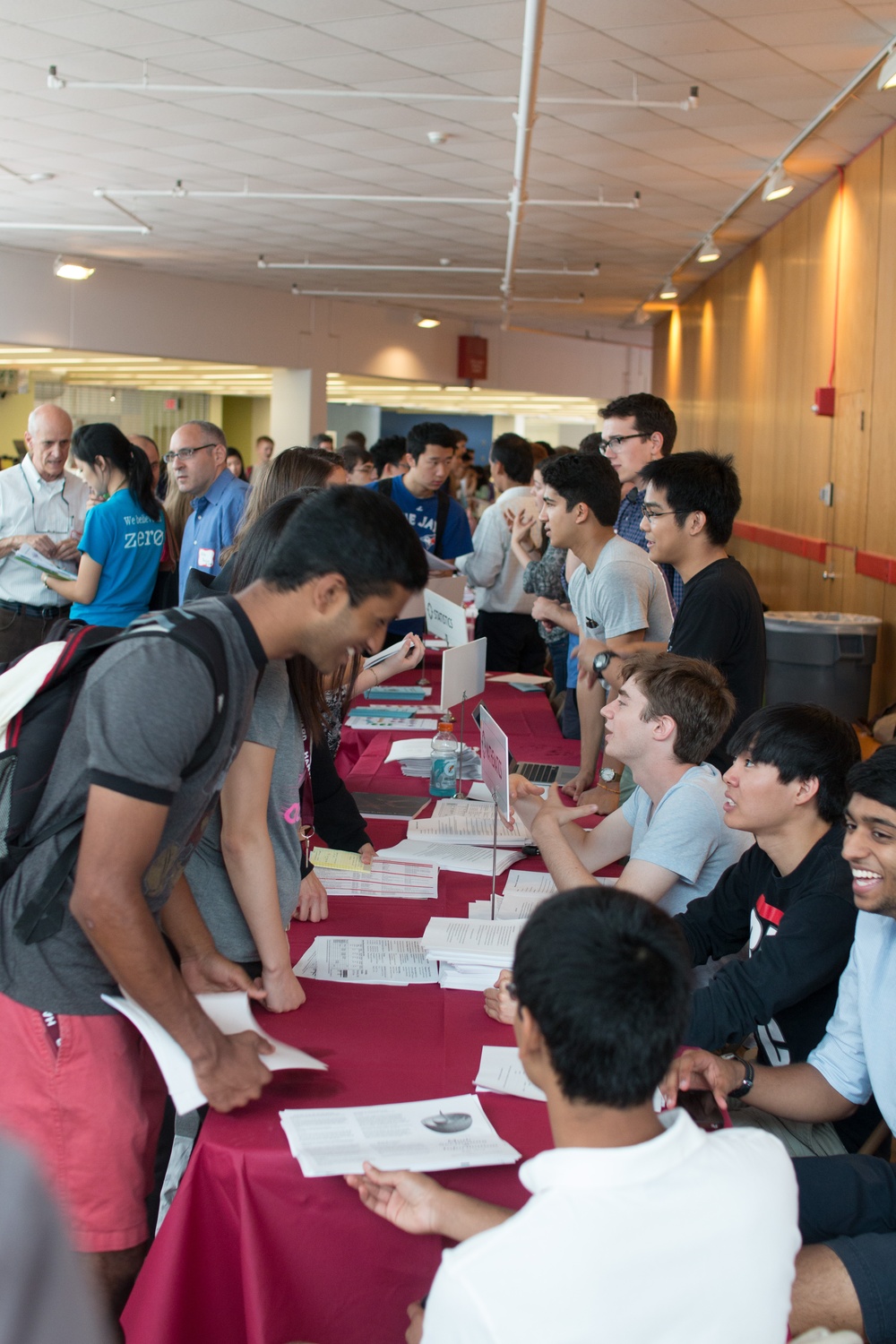 Freshman discuss with representatives from various math, engineering, and science concentrations during the academic fairs in the Science Center on Thursday, Aug.29.