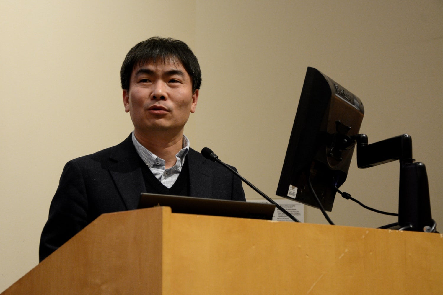 Se Jun Park addresses students in Fong Auditorium. Park was one of three North Korean defectors to speak to students at an event hosted by Harvard HRiNK and WOORIHANA this Tuesday.