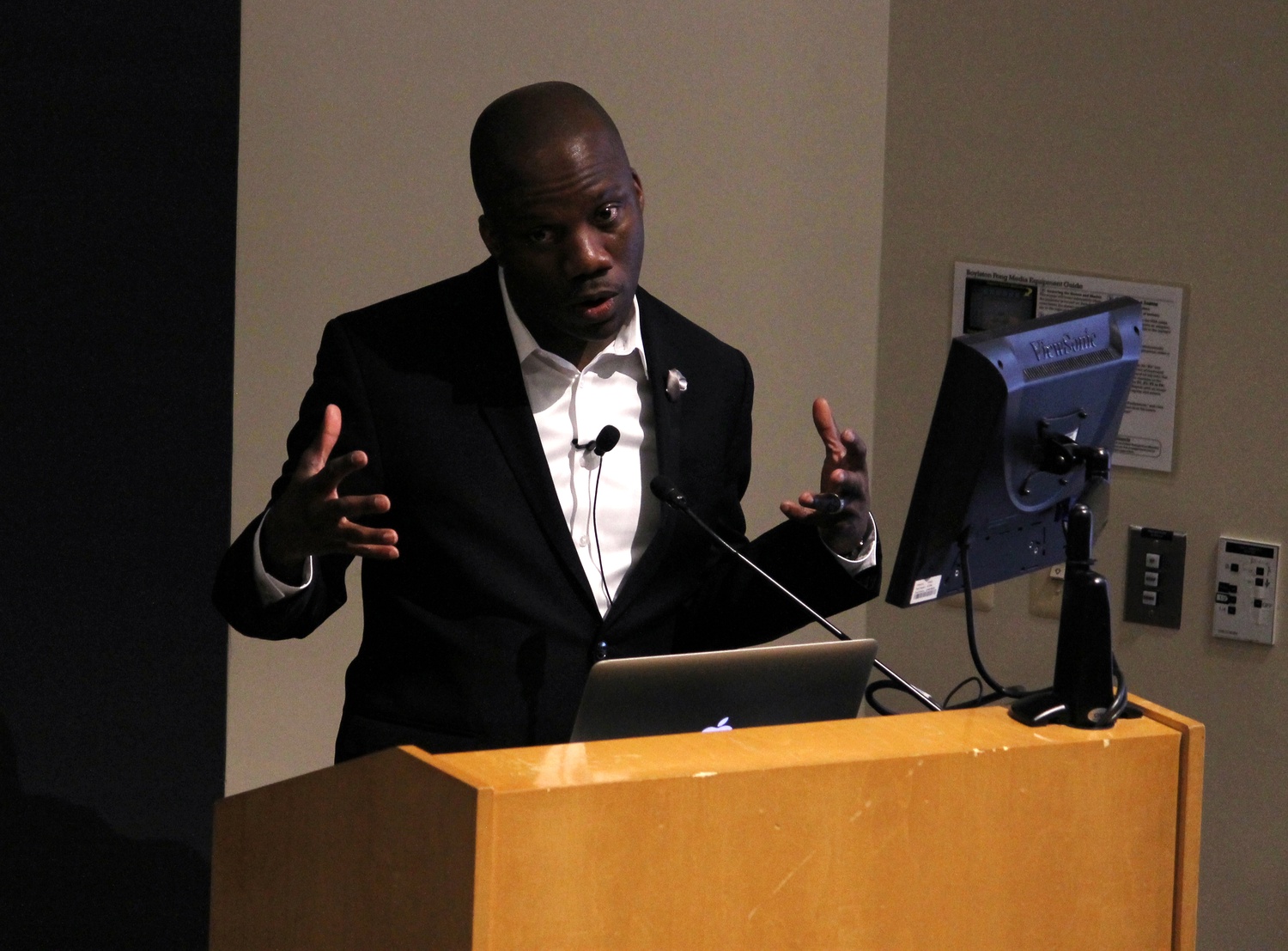 Dr. Shaun R. Harper, the Office of Student Life’s inaugural “Scholar-in-Residence,” speaks about the role of institutional strategy in promoting racial inclusiveness on college campuses in Fong Auditorium on Thursday afternoon. 
