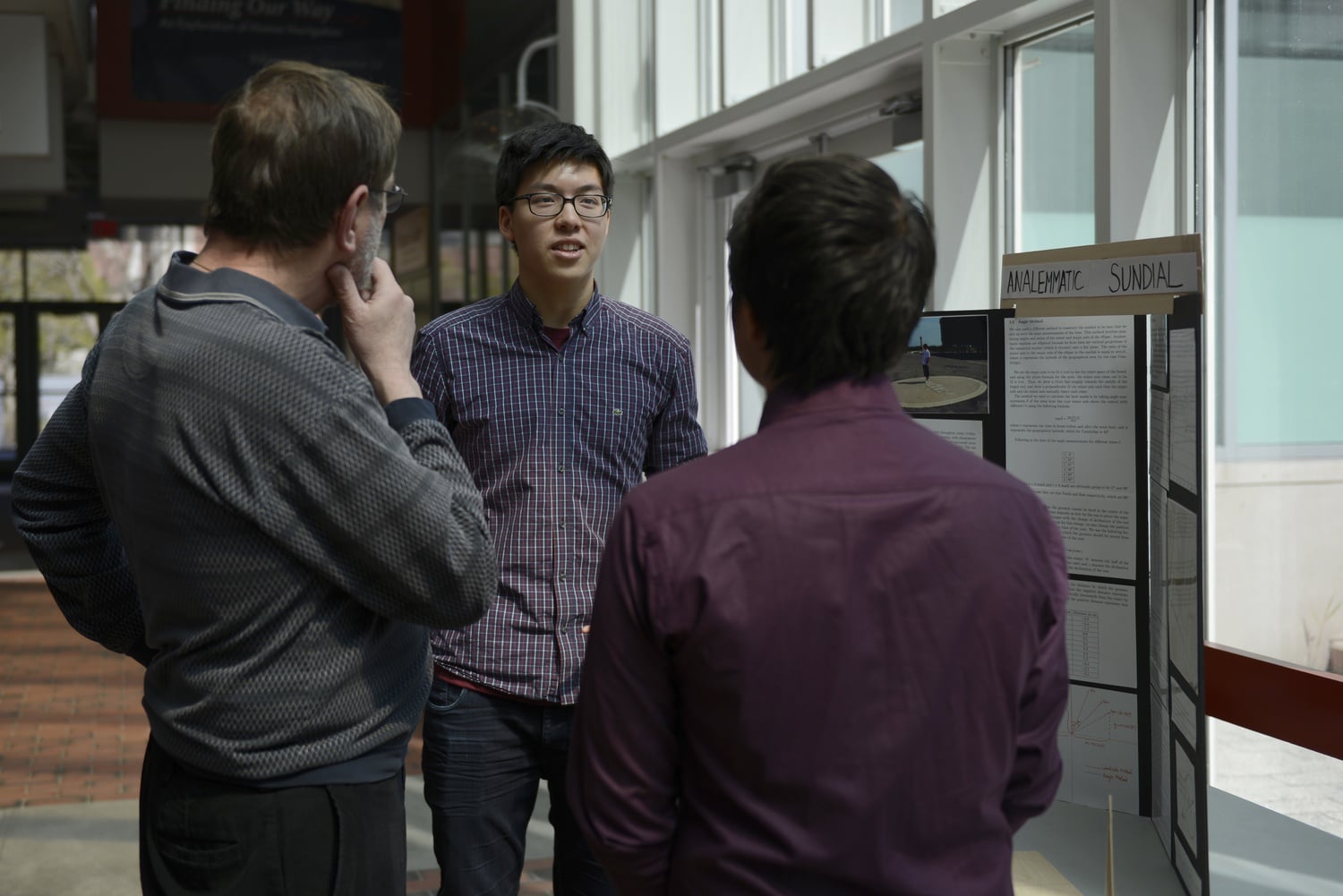 Carlos D. Xu ’17 explains his final project for SPU 26: Primitive Navigation on Saturday in the Science Center.