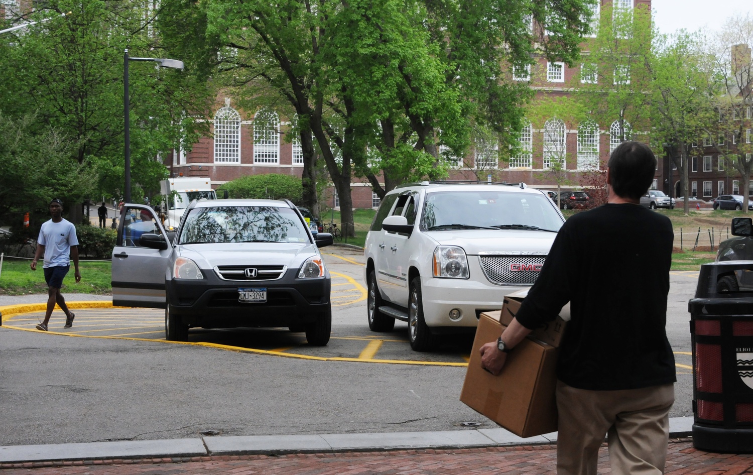 Parents and relatives help students move out of Eliot House. Underclassmen must be moved out by Sunday, May 17th, while seniors must be moved out by Friday, May 29th.