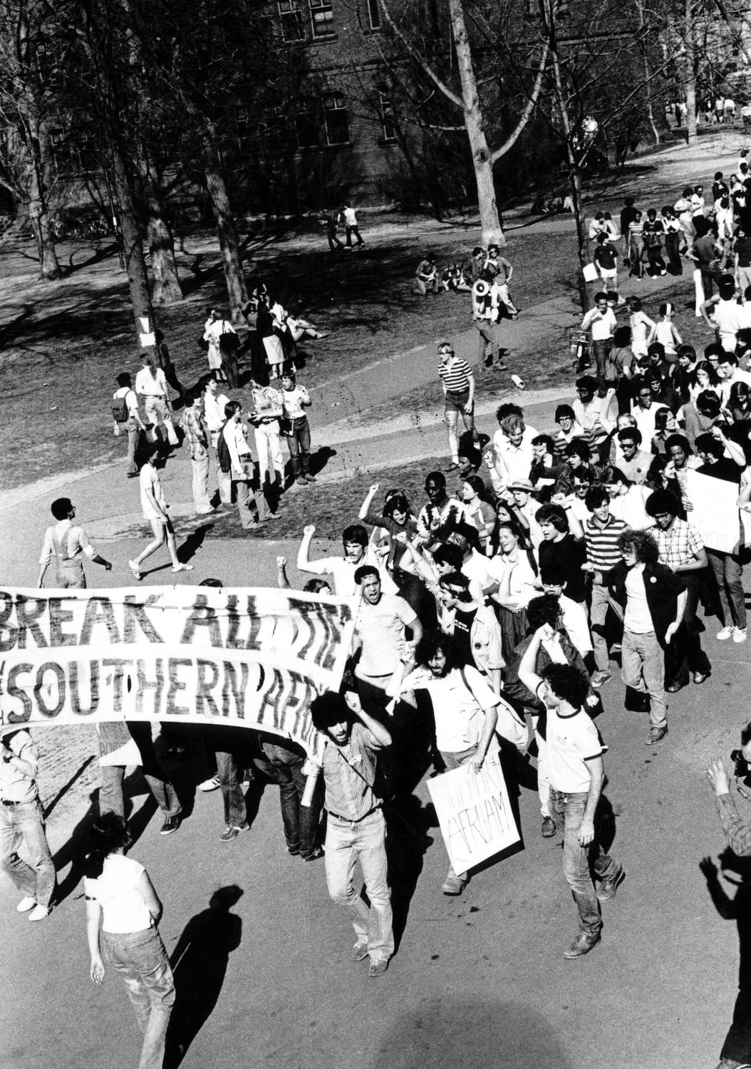 Crowds gather in support of Harvard's divestment from its South African holdings in the late 1980s.
