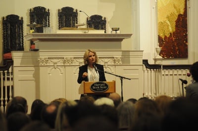 Cover image for Elizabeth Gilbert Delights Audience