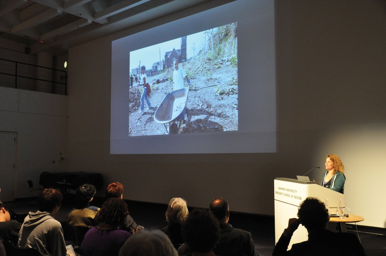 Caledonia Curry discusses her artistic collaboration with vulnerable communities at the Loeb Fellowship 45th Anniversary Lecture on Thursday. Curry, who works under the name “Swoon,” is a classically trained artist and printmaker interested in the relationship between people and the built environment. 