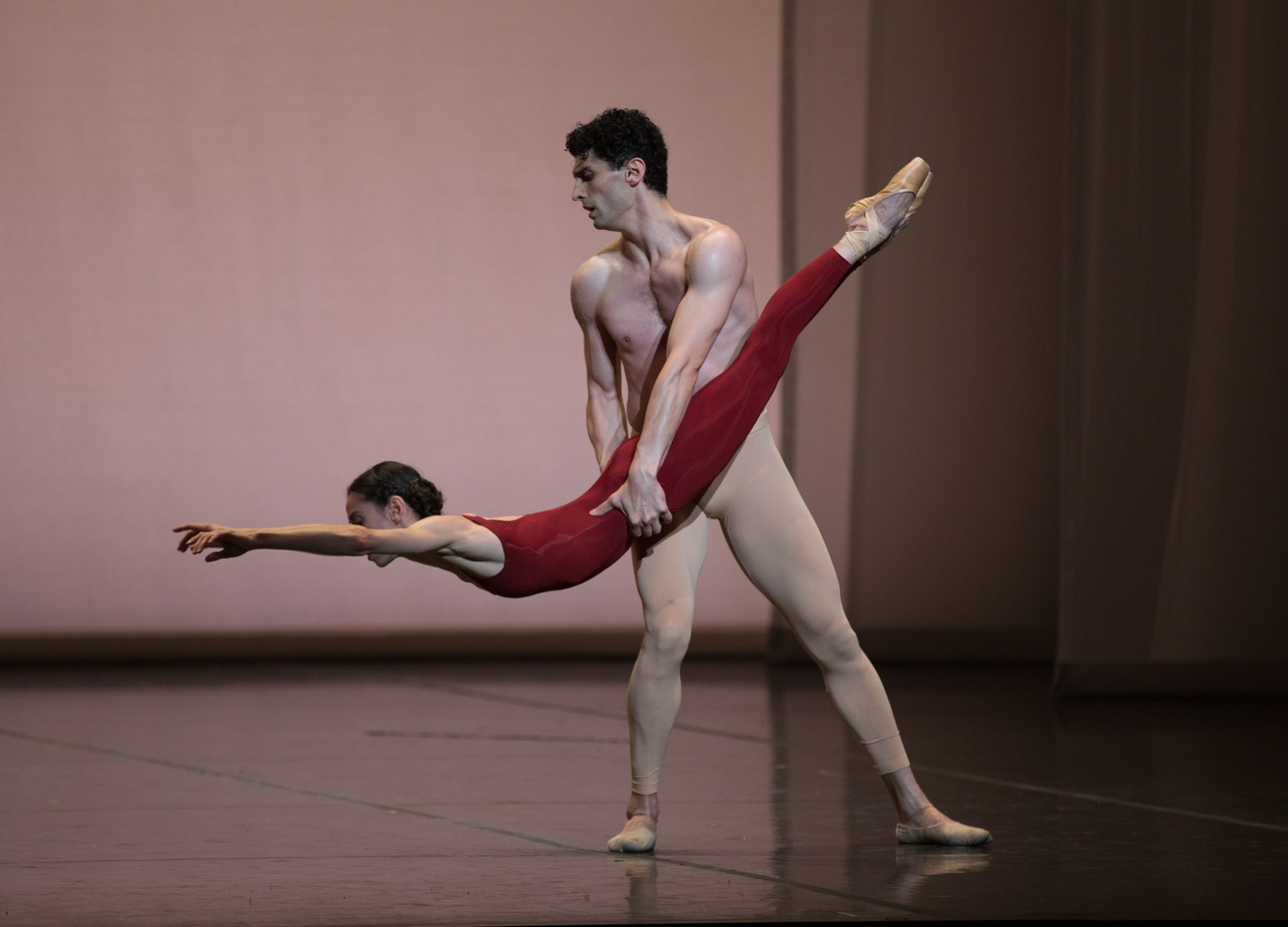 Erica Cornejo and Lasha Khozashvili in John Neumeier's Third Symphony of Gustav Mahler
