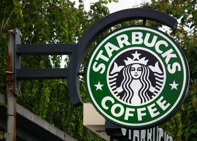 Cover image for Harvard Freshmen On: Starbucks' Christmas Tree-less Coffee Cups