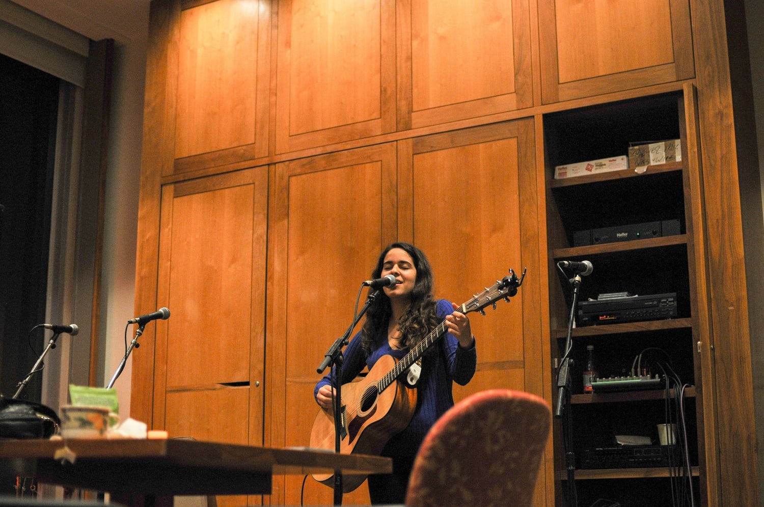 Songwriter and folksinger Hera Lynn performs in a coffeehouse hosted on the top floor of William James Hall. The Thursday night event, open to the Harvard community, featured food and refreshments alongside the music. 