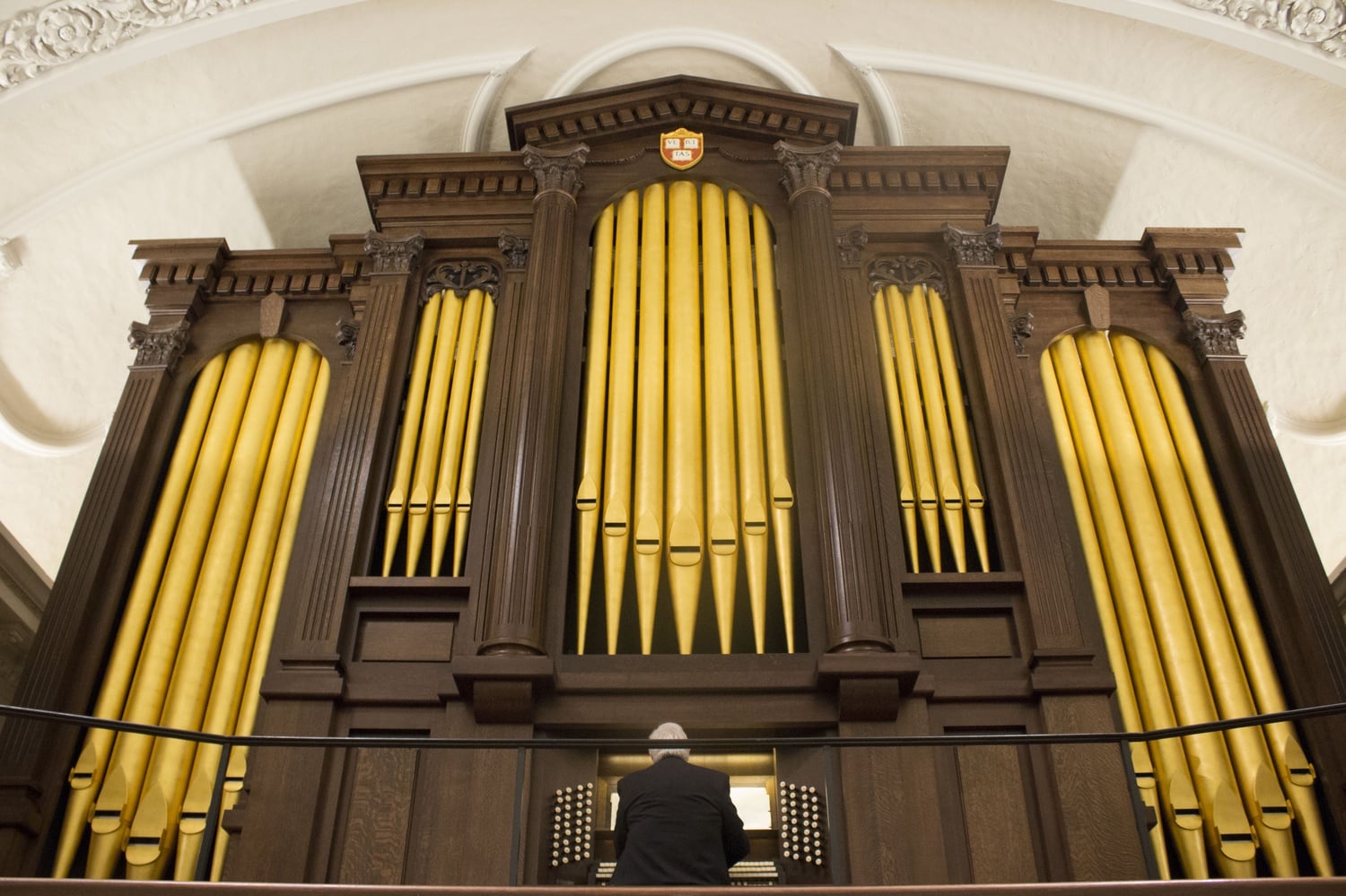 George Bozeman plays “Prelude and Fugue in G Minor” by Johann Sebastian Bach in his first Memorial Church organ recital since 1984. The Tuesday night Sanctuary performance was the first of four slated for the Spring 2016 term.