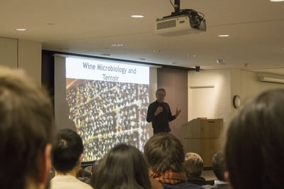 Cover image for A Wine and Microbe Affair