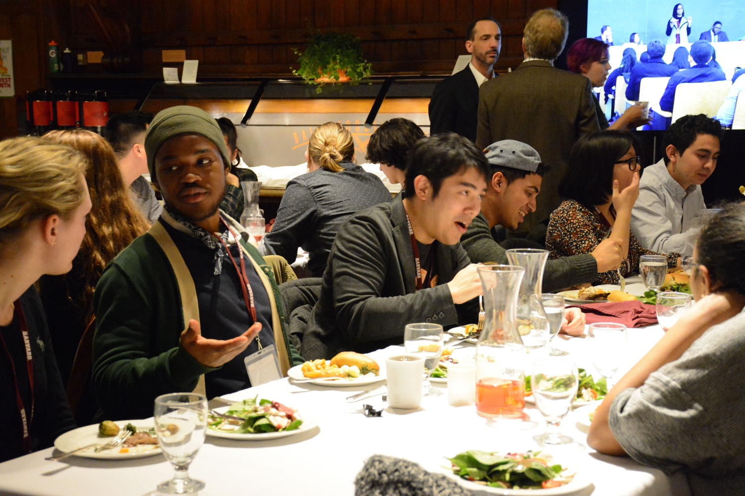 Attendees of the 1vyG conference enjoy a meal in Annenberg Hall on Saturday night. 1vyG is a conference planned by and directed towards first-generation Ivy League college students.