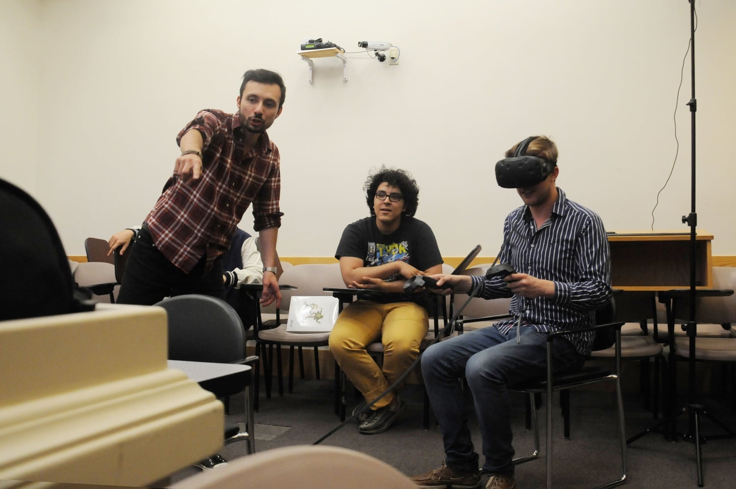 Filmmaker David Karlak shows the audience what the participant is seeing in the “Oculus Virtual Reality Experience” in Boylston Hall on Saturday night, which was coupled with a screening of a screening of Rise, which is currently in development with Warner Brothers.   
