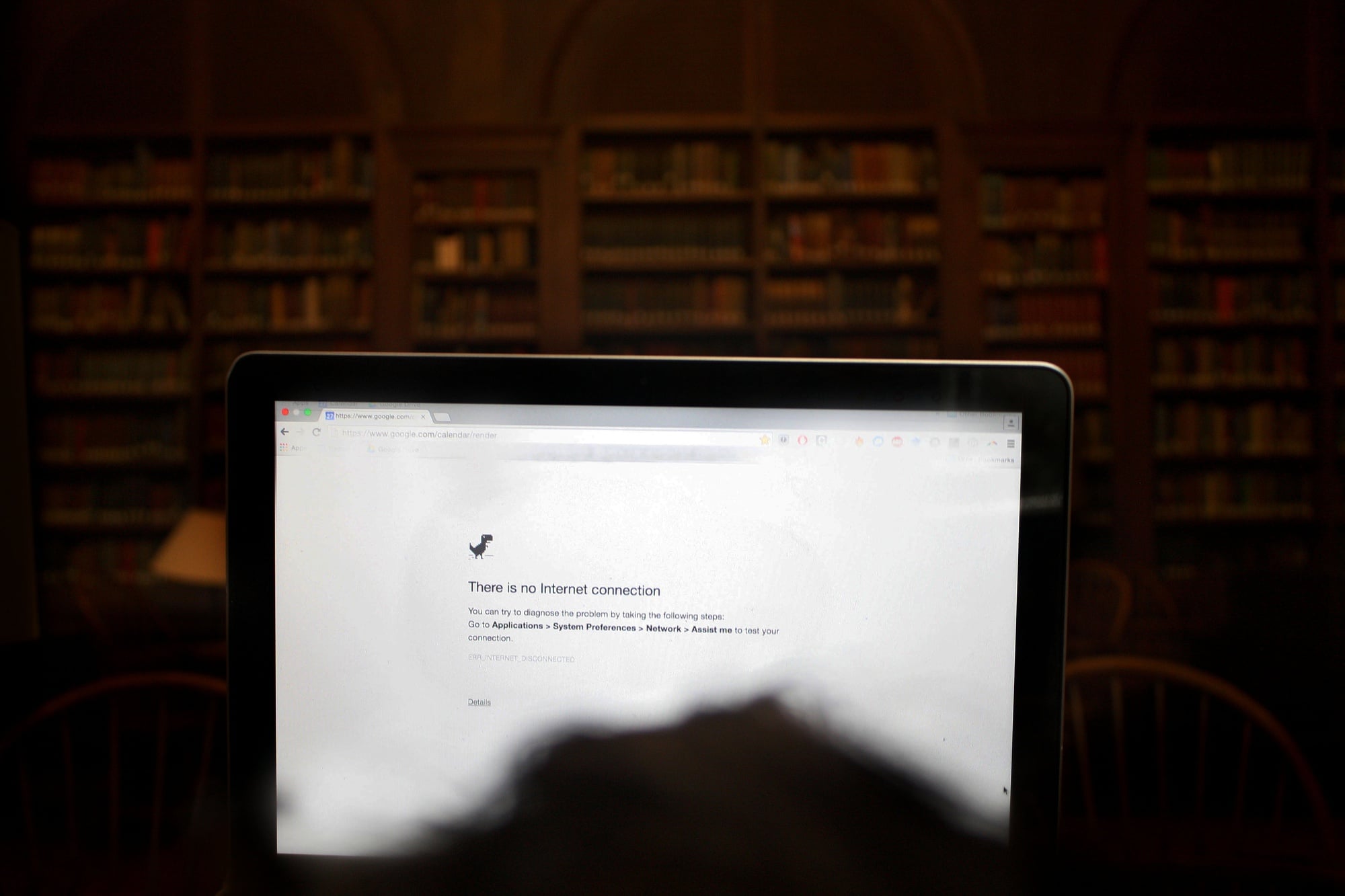 A student’s computer displays an error message while trying to connect to the internet in an upperclassmen house. Students have complained of W-Fi disconnections and outages on campus over the past few weeks. 