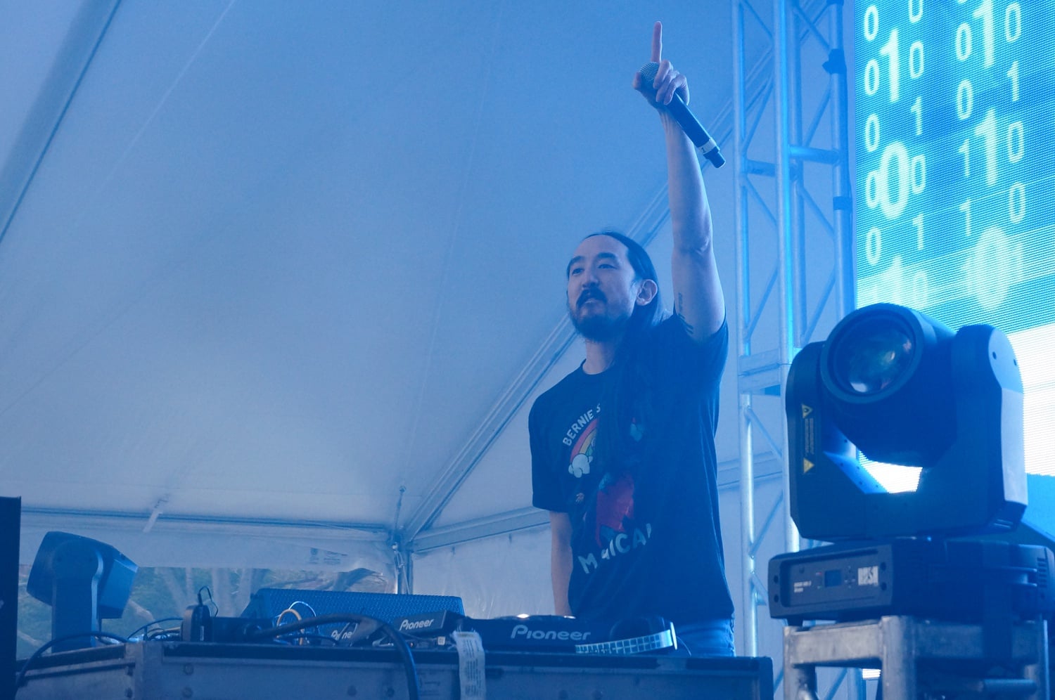 Steve Aoki performs for the crowd in Tercentenary Theatre at Yardfest Sunday.
