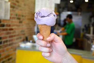 Cover image for Lizzy's ice cream