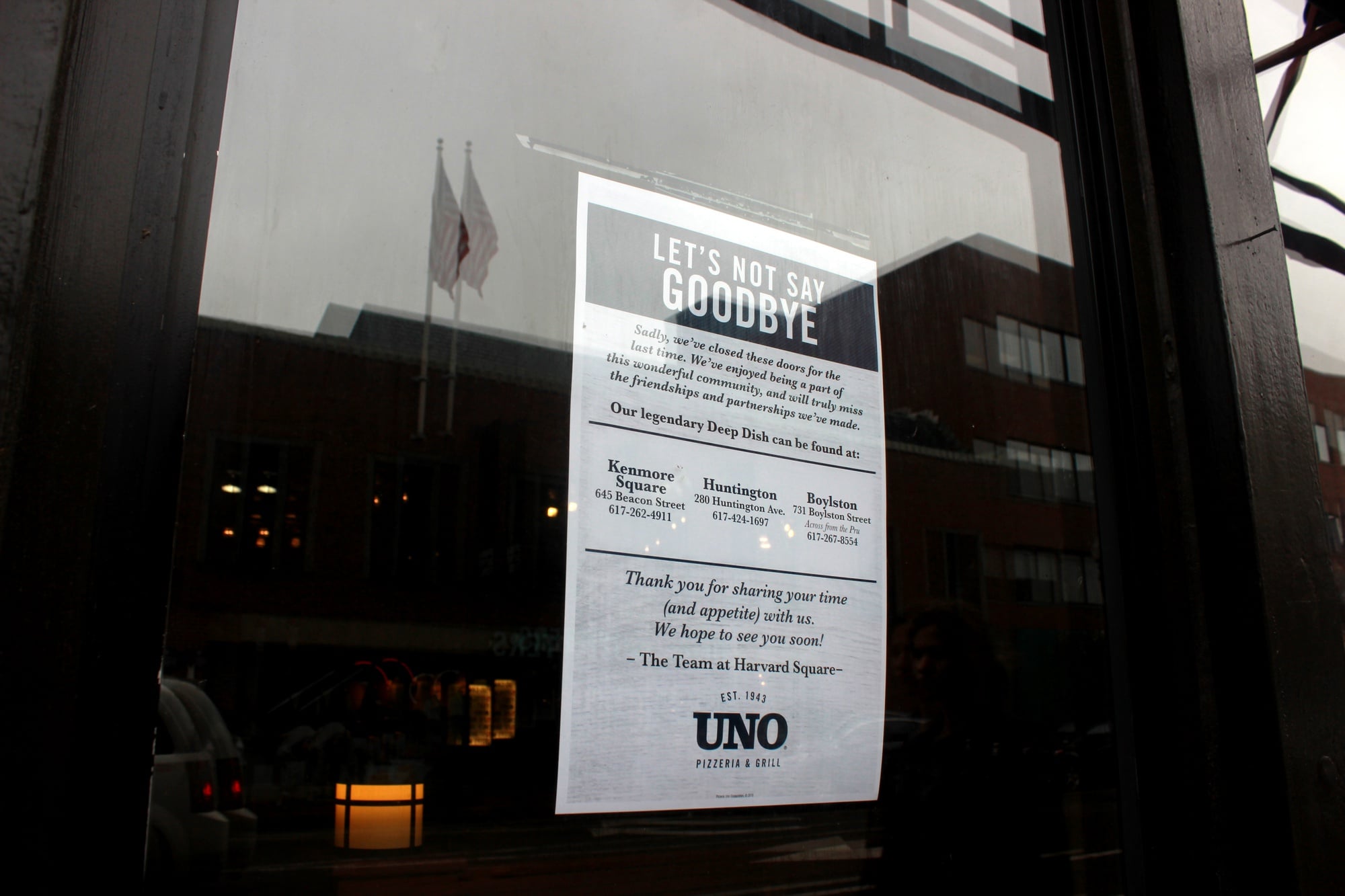 Signs on Unos’ former building announce its closure as part of ongoing construction in Harvard Square.