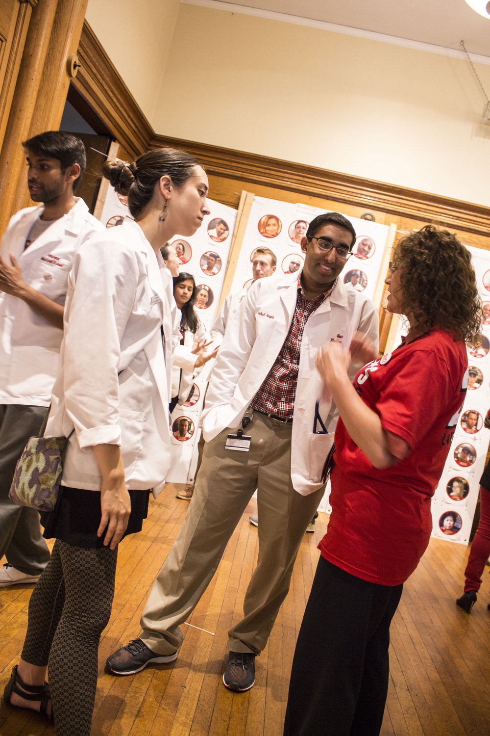 Medical students speak with HUDS worker Anabela A. Pappas at the rally on Wednesday afternoon.