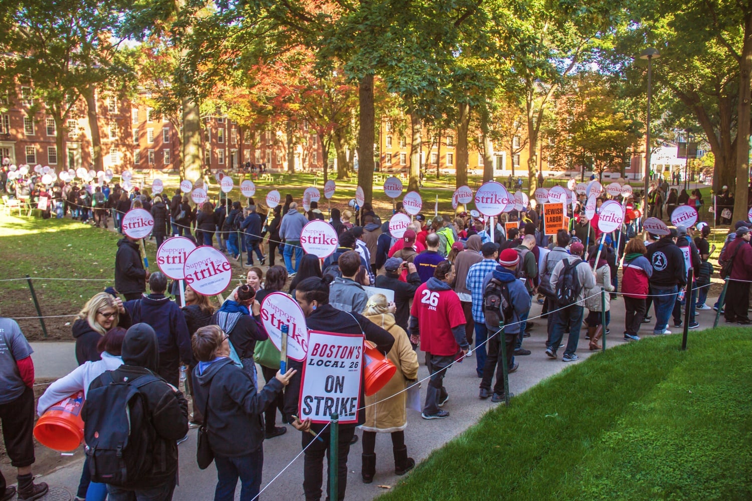 HUDS workers, families, and supporters chanted and marched through Harvard Yard Wednesday morning.