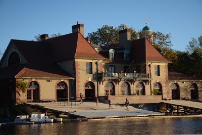Cover image for Harvard Alumnus Hits the Boats