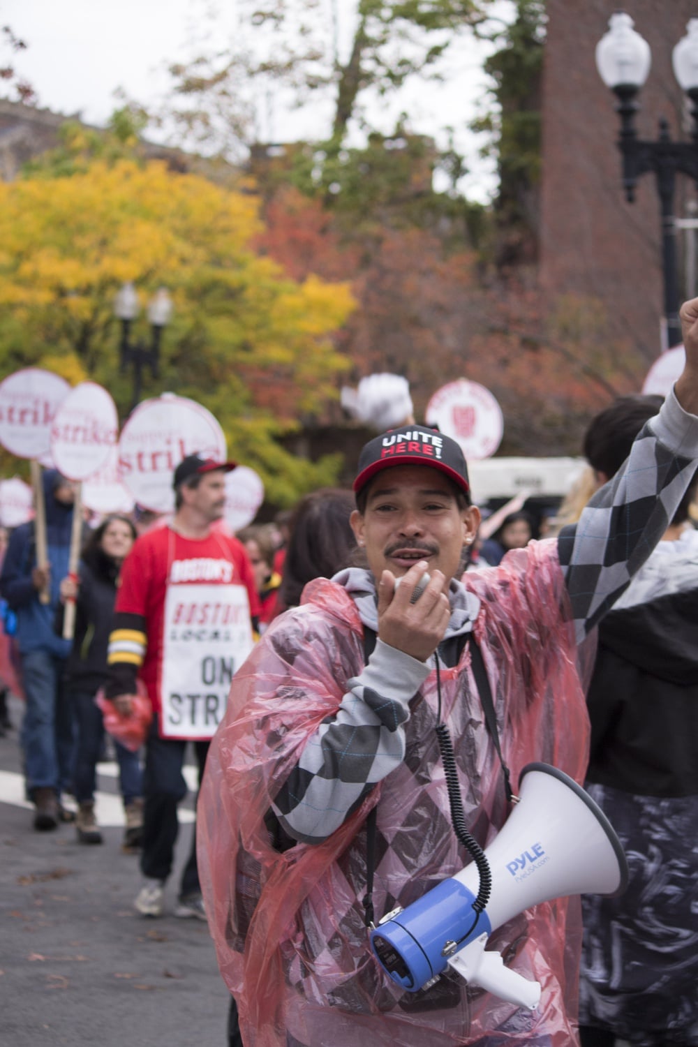 About 1000 HUDS workers and HUDS strike supporters, including representatives from unions throughout New England, gathered in Cambridge Commons for the HUDS rally.