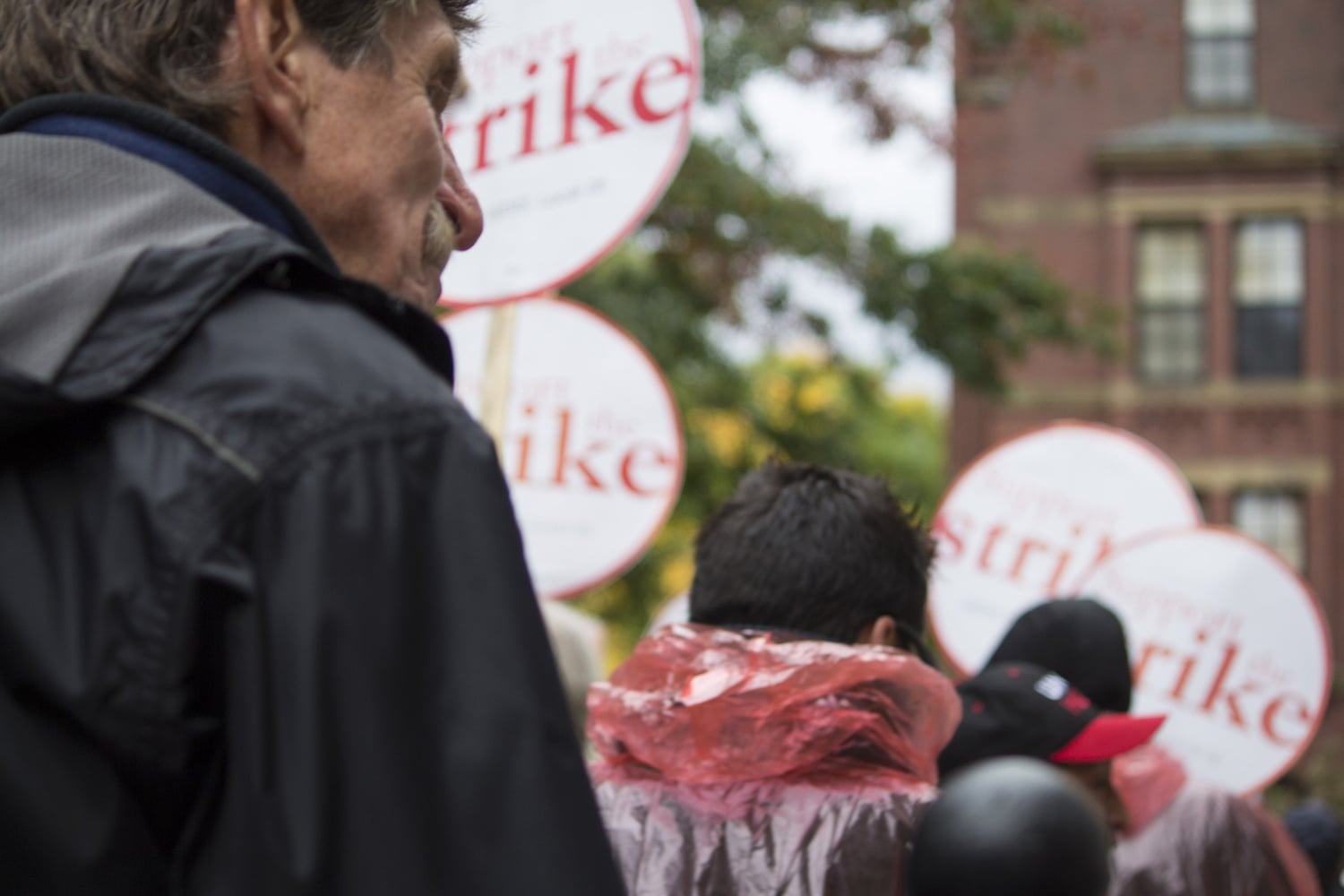 About 1000 HUDS workers and HUDS strike supporters, including representatives from unions throughout New England, gathered in Cambridge Commons for the HUDS rally.