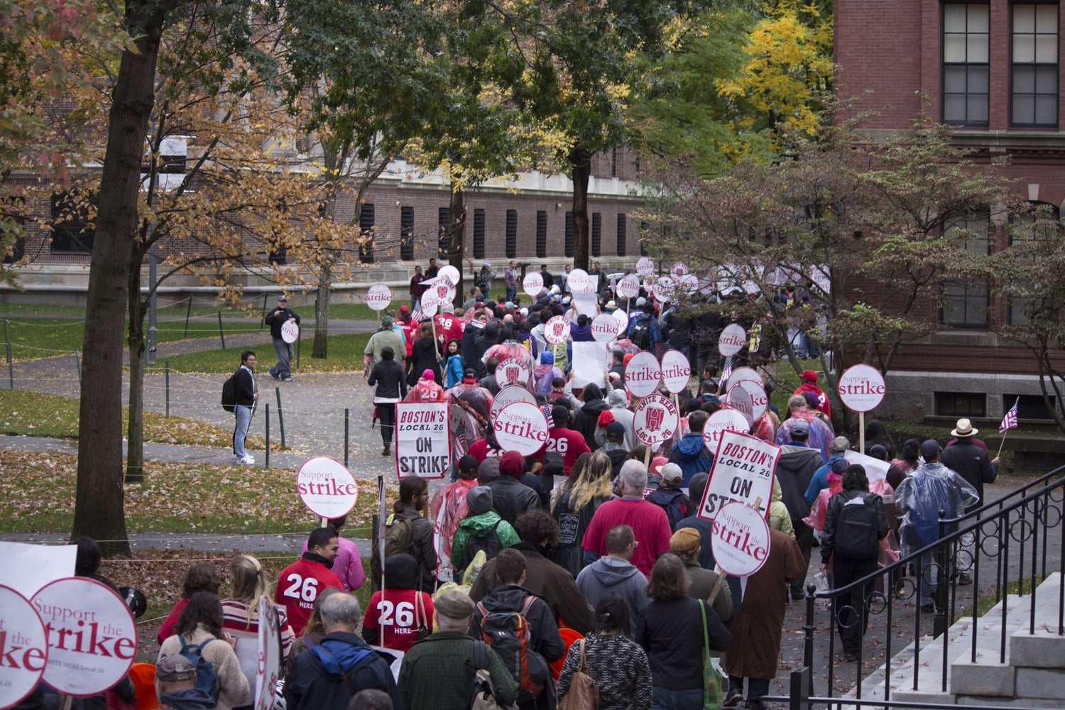 About 1000 HUDS workers and HUDS strike supporters, including representatives from unions throughout New England, gathered in Cambridge Commons for the HUDS rally.