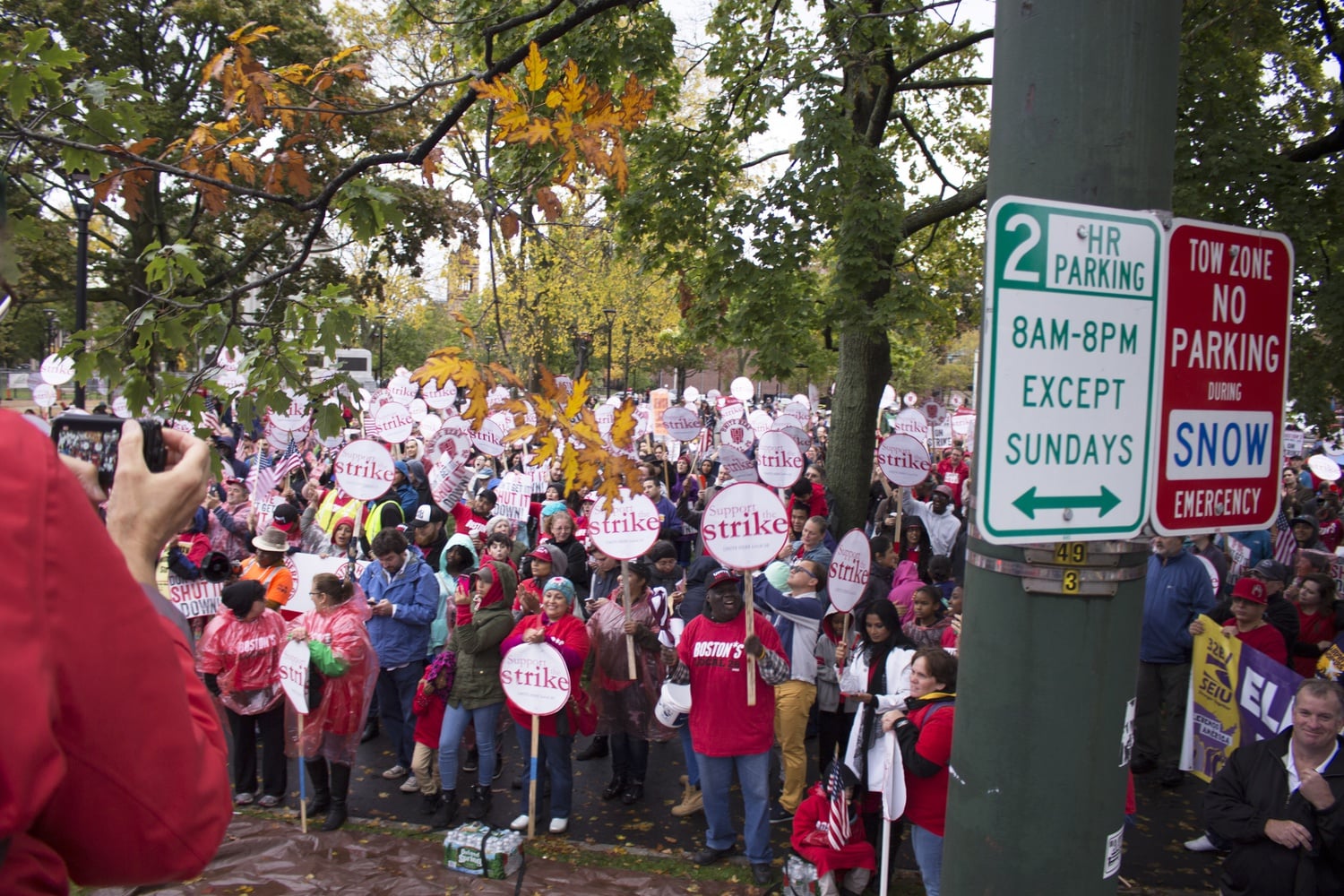 About 1000 HUDS workers and HUDS strike supporters, including representatives from unions throughout New England, gathered in Cambridge Commons for the HUDS rally.
