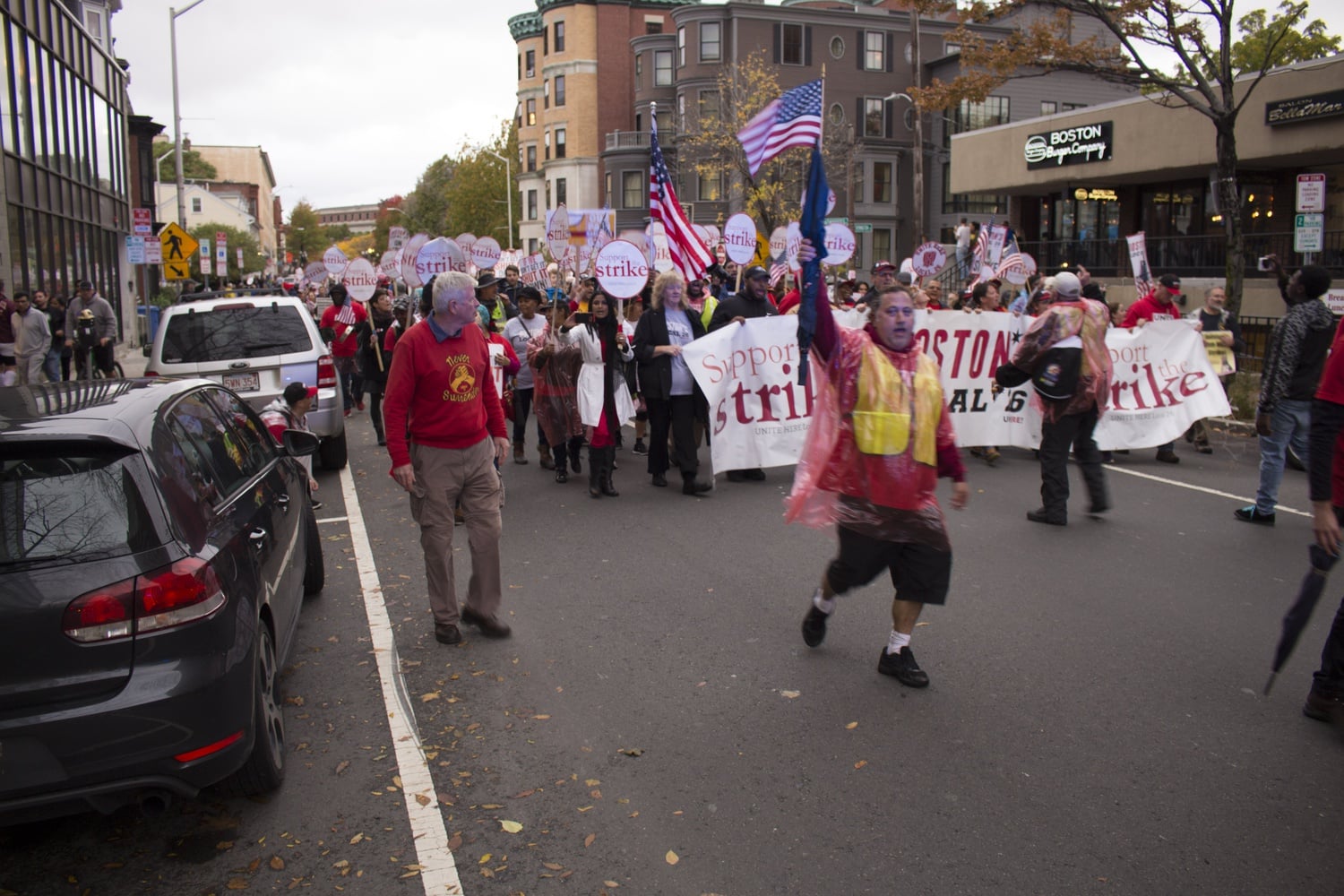 About 1000 HUDS workers and HUDS strike supporters, including representatives from unions throughout New England, gathered in Cambridge Commons for the HUDS rally.