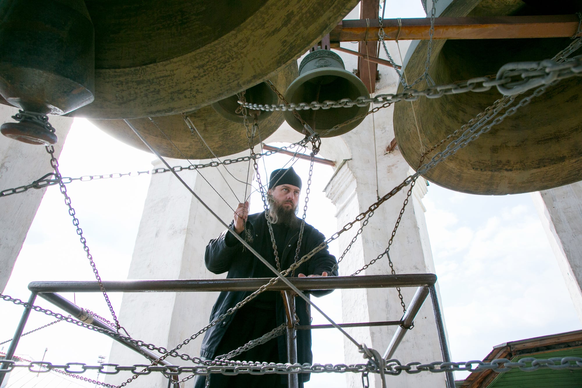 Father Roman, hierodeacon of the Danilov monastery, has come to tutor a new generation of disciples in the ancient art of Russian bell-ringing.