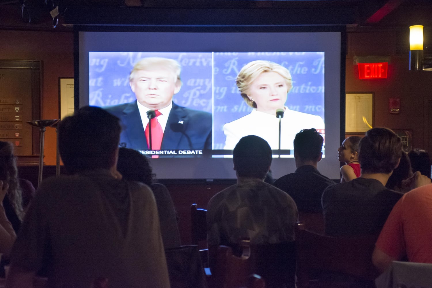 Freshmen watch the third and final presidential debate in the Cambridge Queen’s Head pub. The Undergraduate Council and Freshman Year Social Committee hosted the event, which was open to freshmen only.
