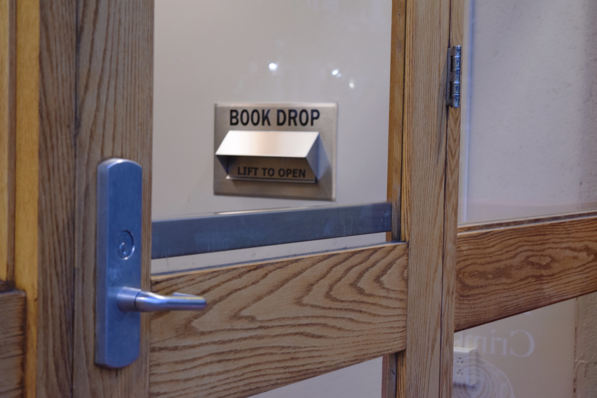 A new library book return was installed in the lobby of Currier House. 
