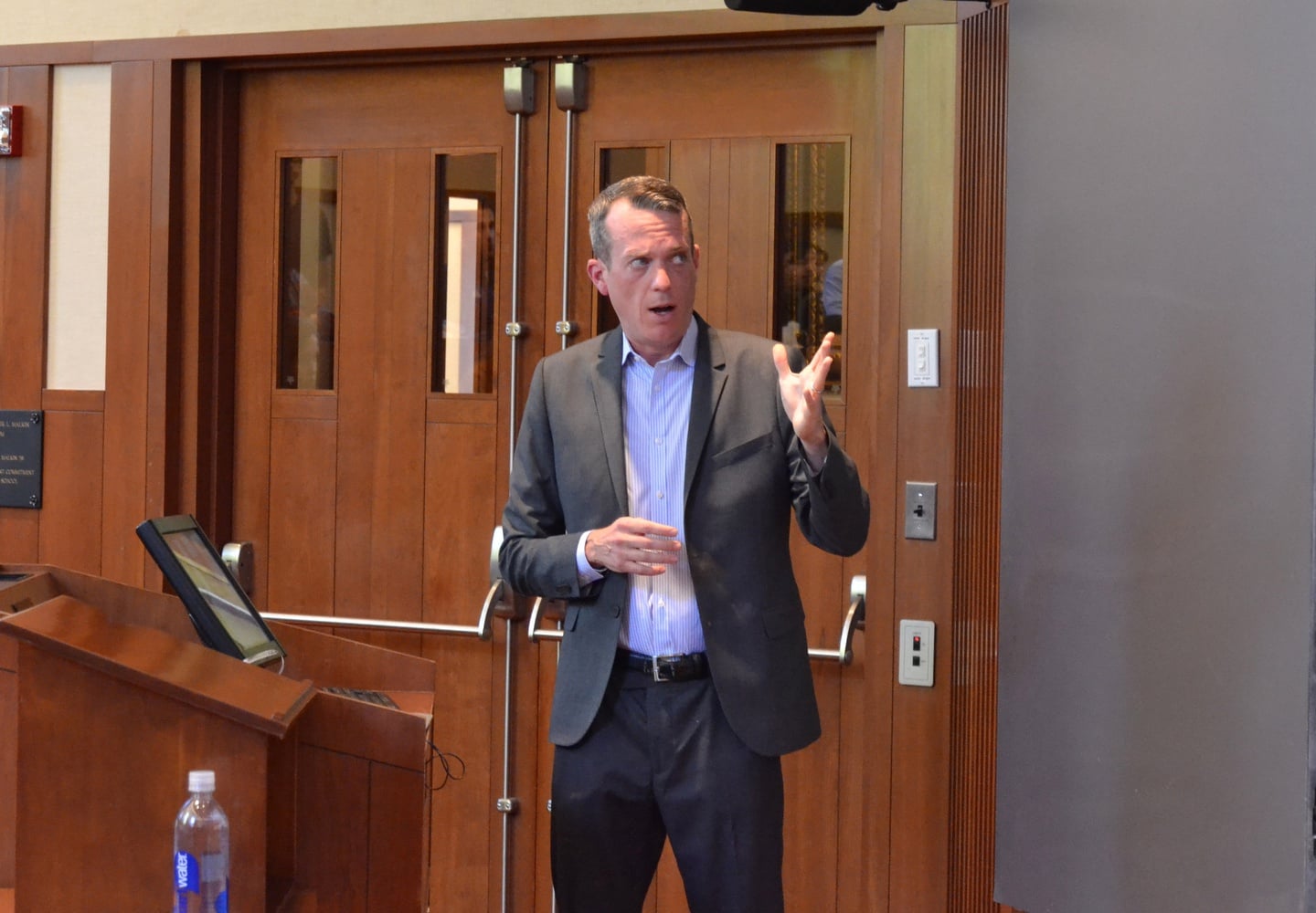 Tom Hardin talks to Harvard Law School students about insider trading and being a FBI informant.