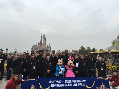 Cover image for Showdown in Shanghai