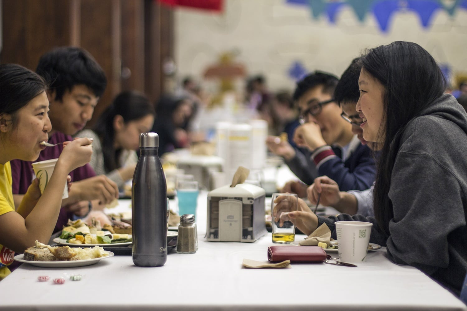 Students eat in Quincy House.