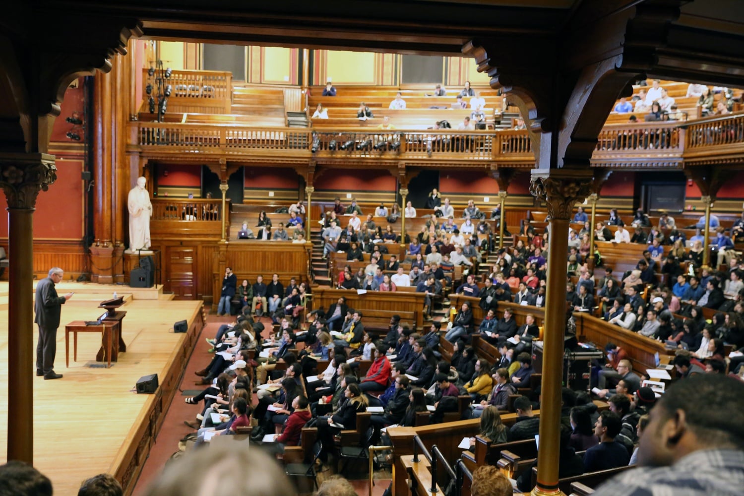 Students crowd the opening lecture of Economics 10b: Principles of Economics in 2017.