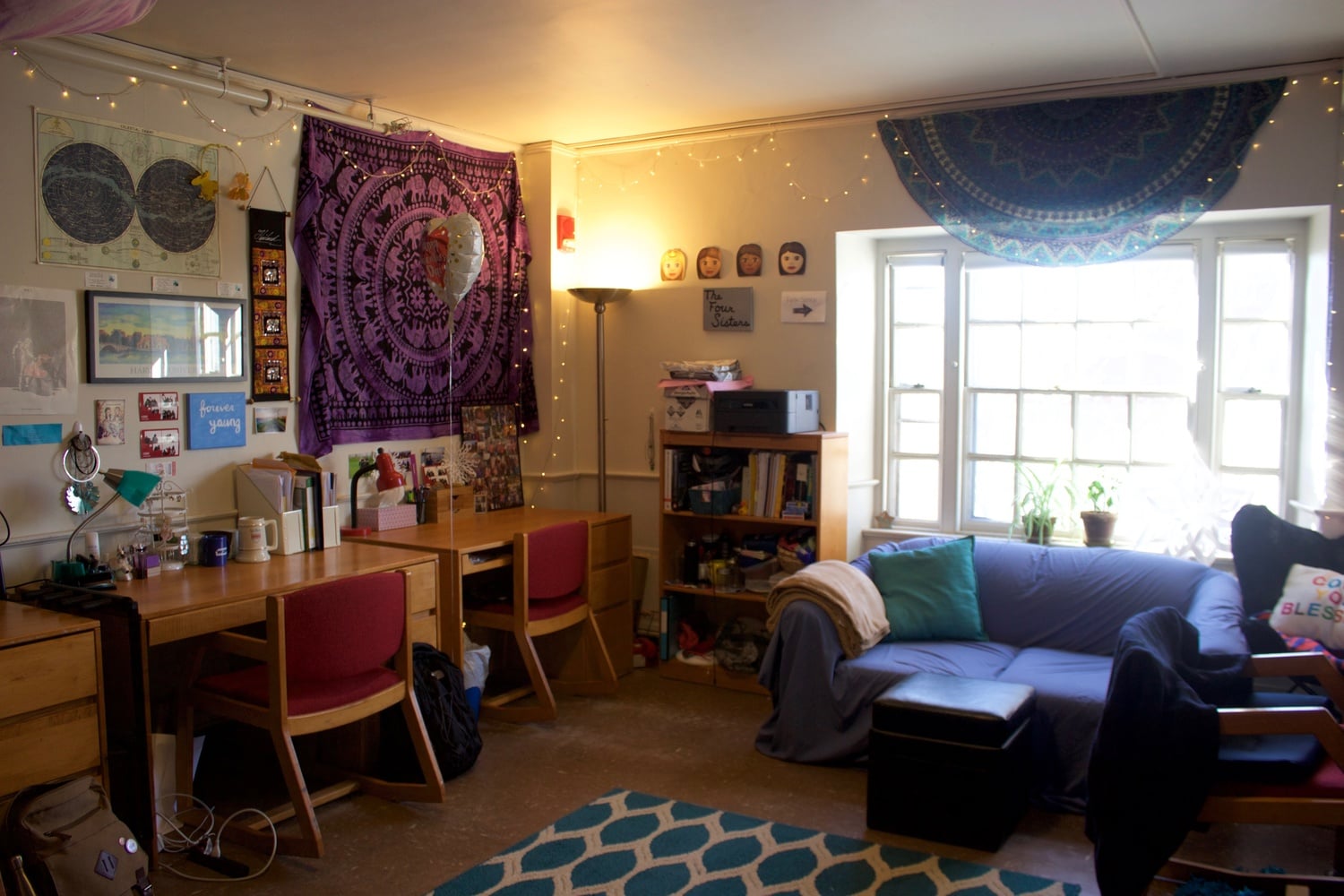 A sophomore common room in Eliot House
