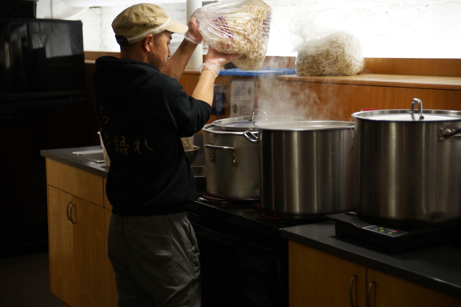 An employee from Yume Wo Katare makes ramen at a monthly study break hosted by the Harvard Japan Society.
