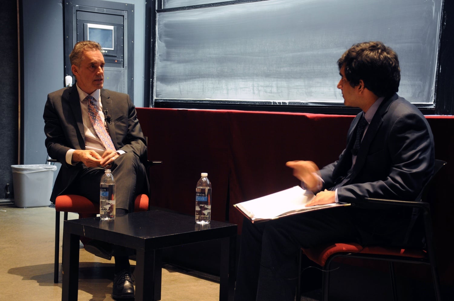 Akash Wasil ‘19 asks Professor Jordan B. Peterson about preferred gender pronouns at an event hosted by Harvard College Open Campus Initiative.
